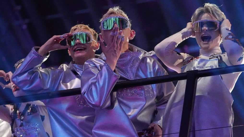 IslandskÃƒÂ© duo VÃƒÂ†B, ktorÃƒÂ© vystÃƒÂºpilo s piesÃ…Âˆou Ã¢Â€ÂžROAÃ¢Â€Âœ.