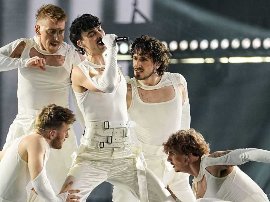 Slovenský spevák ADONXS, ktorý reprezentoval Česko, vystúpil s piesňou „Kiss Kiss Goodbye“.