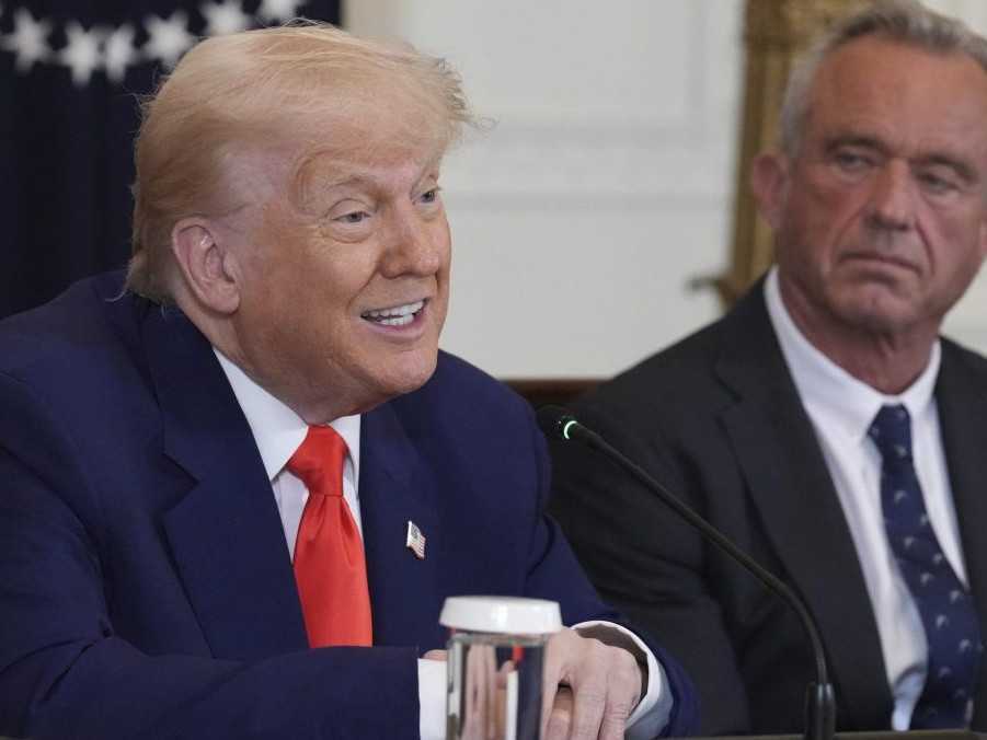 Na snímke americký prezident Donald Trump s ministrom zdravotníctva Robertom F. Kennedymm.