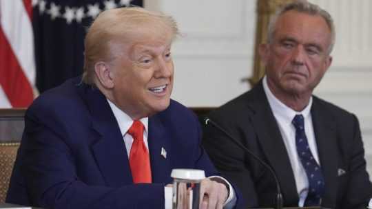 Na snímke americký prezident Donald Trump s ministrom zdravotníctva Robertom F. Kennedymm.