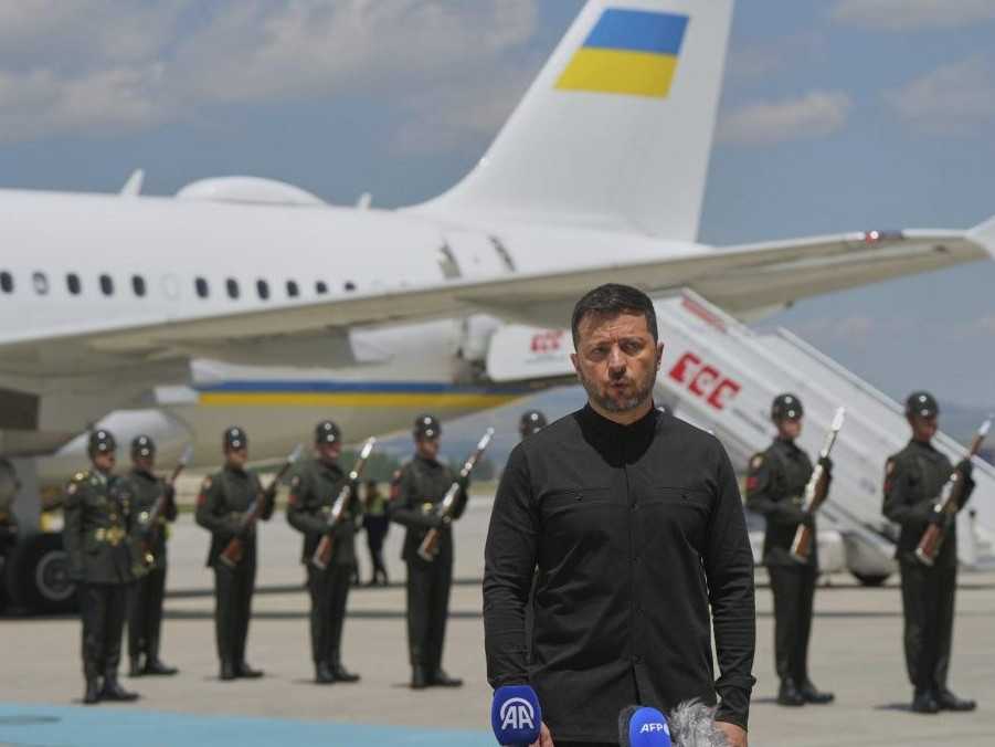 Ukrajinský prezident Volodymyr Zelenskyj po prílete na letisko v Ankare.