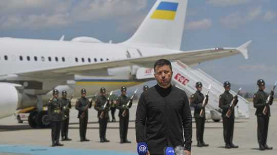 Ukrajinský prezident Volodymyr Zelenskyj po prílete na letisko v Ankare.