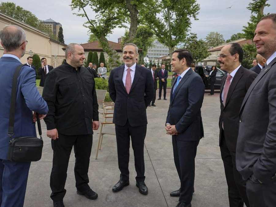 Predstavitelia Ukrajiny, Turecka a USA pred rokovaním v Istanbule.