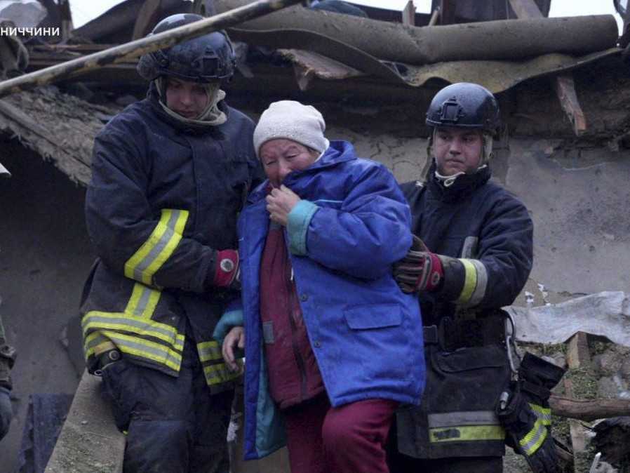 Záchranári evakuujú staršiu ženu, ktorej príbytok bol počas ruského útoku zničený - Chmelnycká oblasť.