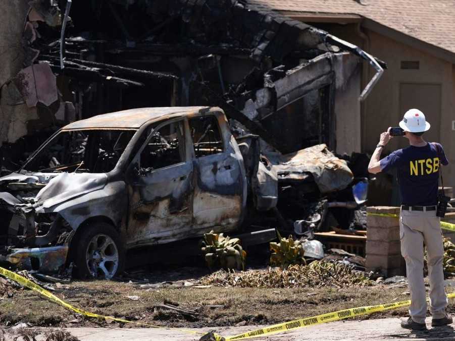 Zhorené auto v dôsledku pádu lietadla v San Diegu.