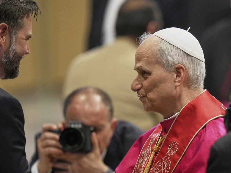 J. D. Vance (vľavo) a Lev XIV. počas inaugurácie pápeža.