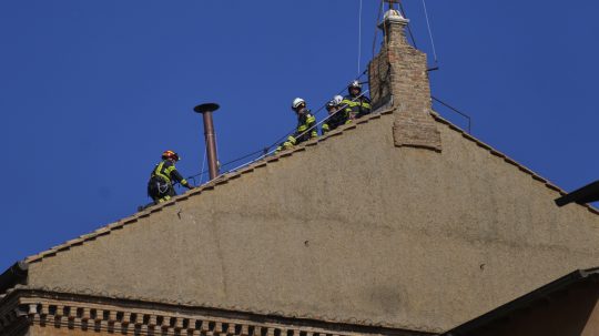 Hasiči na streche Sixtínskej kaplnky vztýčili komín, ktorým oznámia zvolenie pápeža