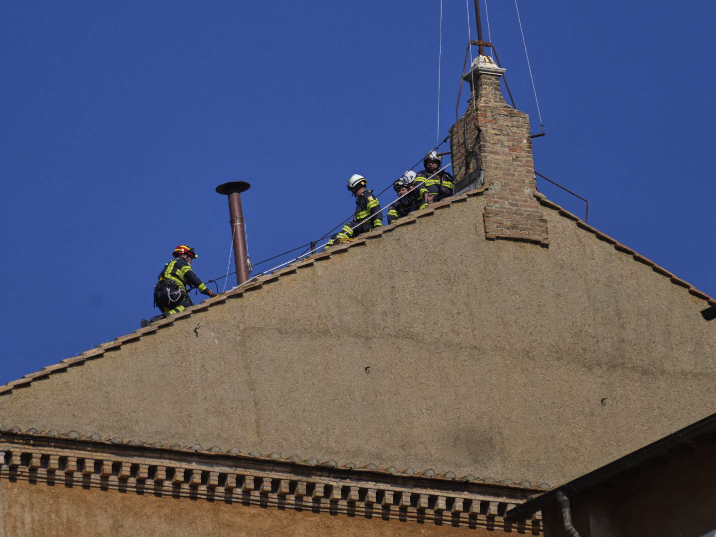 Hasiči na streche Sixtínskej kaplnky vztýčili komín, ktorým oznámia zvolenie pápeža
