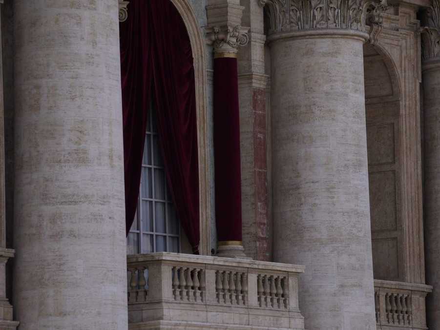 Pohľad na centrálny balkón Baziliky svätého Petra.