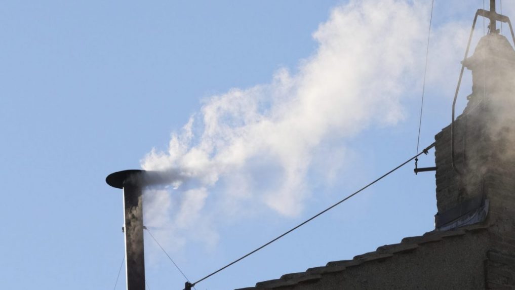 Zo Sixtínskej kaplnky stúpal biely dym, kardináli zvolili nového pápeža