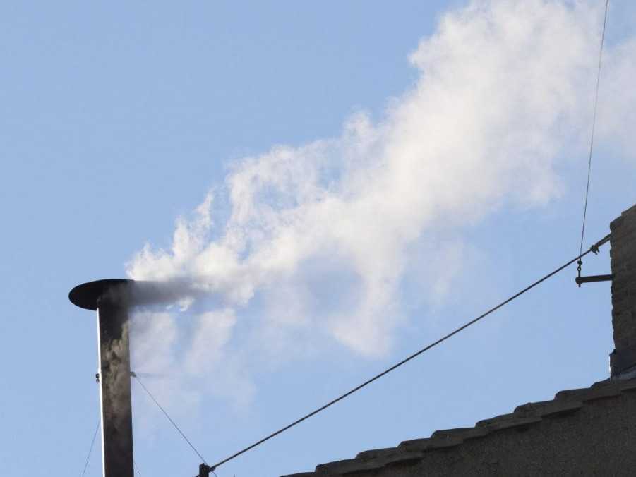 Biely dym nad Sixtínskou kaplnkou.