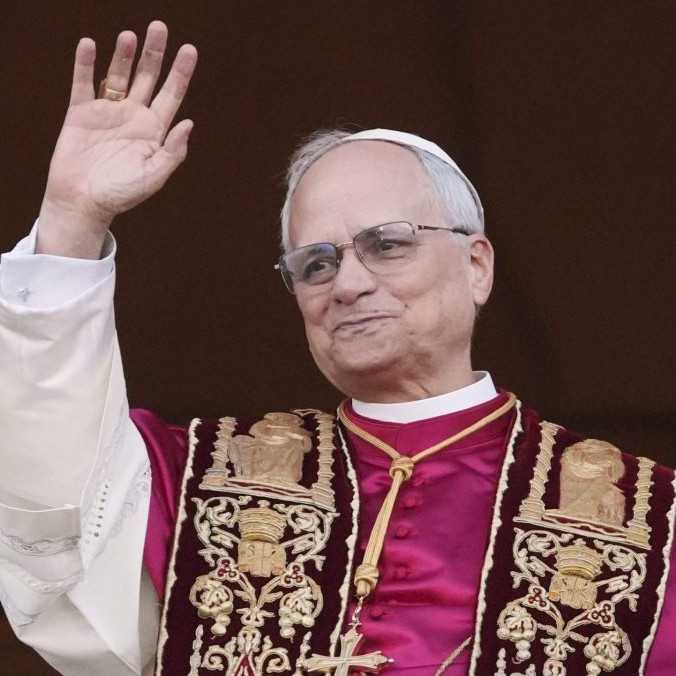 Novým pápežom sa stal Robert Francis Prevost z USA, prijal meno Lev XIV.