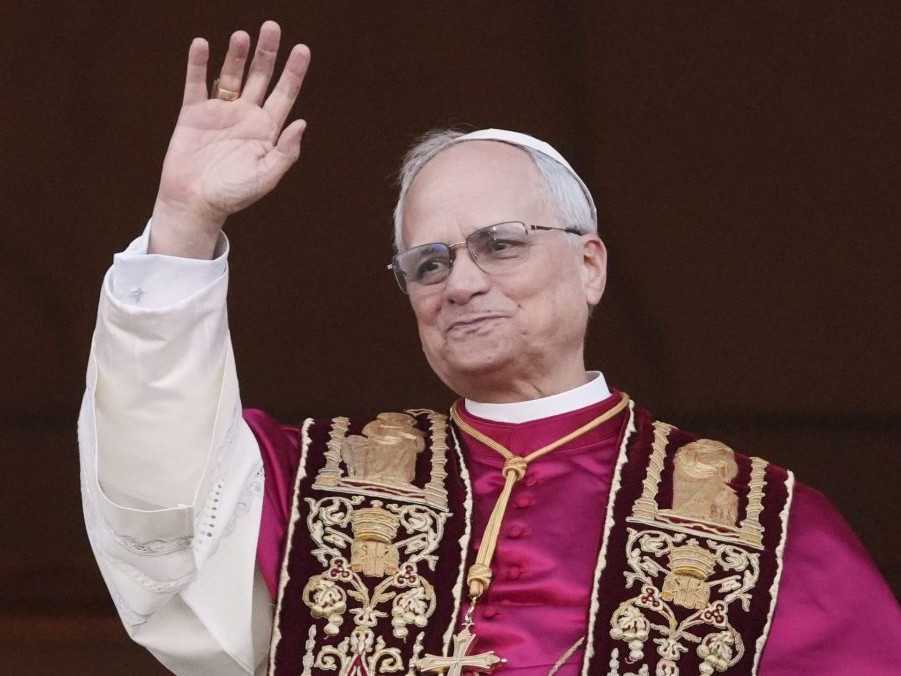 Americký kardinál Robert Prevost máva na centrálnom balkóne Baziliky Sv. Petra po tom, ako ho kardináli zvolili za nového pápeža.