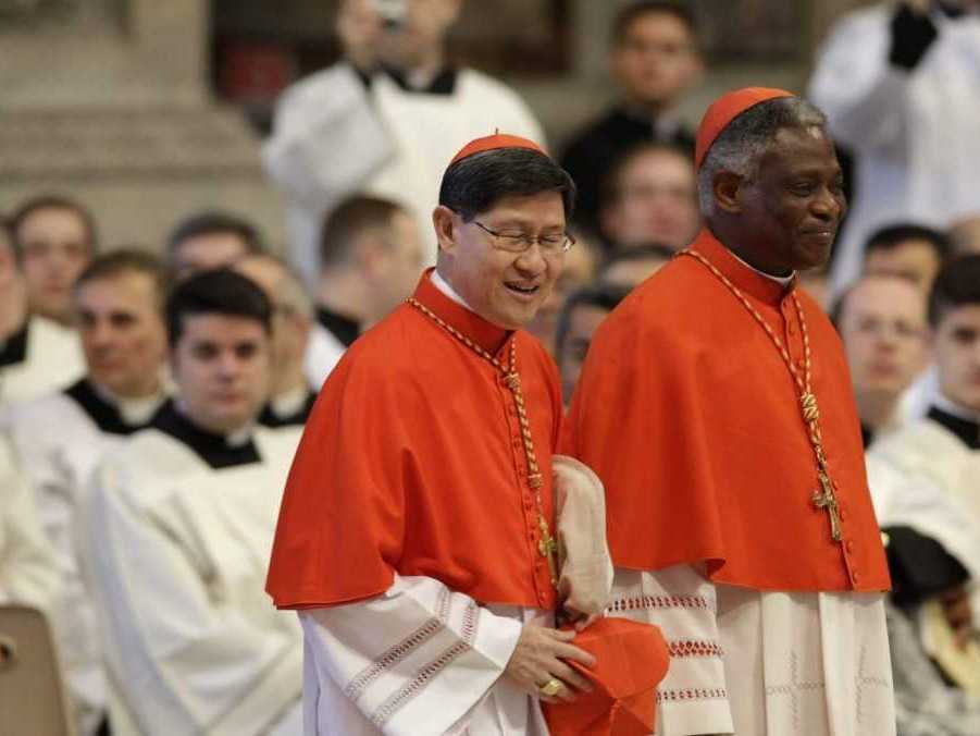 Filipínsky kardinál Luis Antonio Tagle a Peter Turkson na archívnej snímke z roku 2013. Obaja sú aj medzi kandidátmi na nového pápeža.