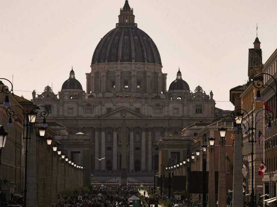 Námestie sv. Petra vo Vatikáne.