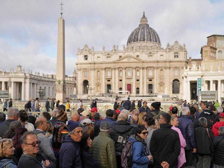 Ľudia čakajú na Námestí svätého Petra, aby vzdali úctu zosnulému pápežovi Františkovi.