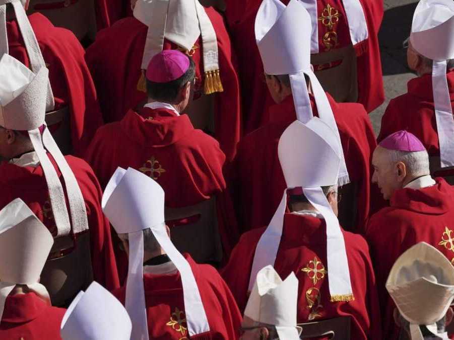 Kardináli pred pohrebom pápeža Františka na Námestí svätého Petra vo Vatikáne.