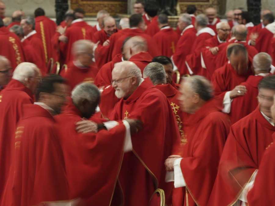 Kardináli vo Vatikáne.