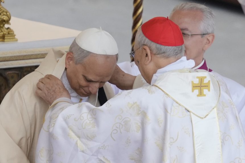 PÃƒÂ¡peÃ…Â¾ Lev XIV. dostÃƒÂ¡va pÃƒÂ¡lium z jahÃ…Âˆacej koÃ…Â¾e.