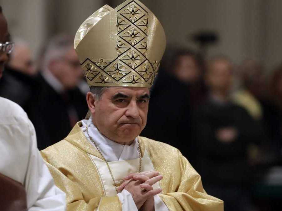 Taliansky kardinál Giovanni Becciu oznámil, že sa nezúčastní na konkláve. Rozhodol sa vyhovieť vôli pápeža Františka