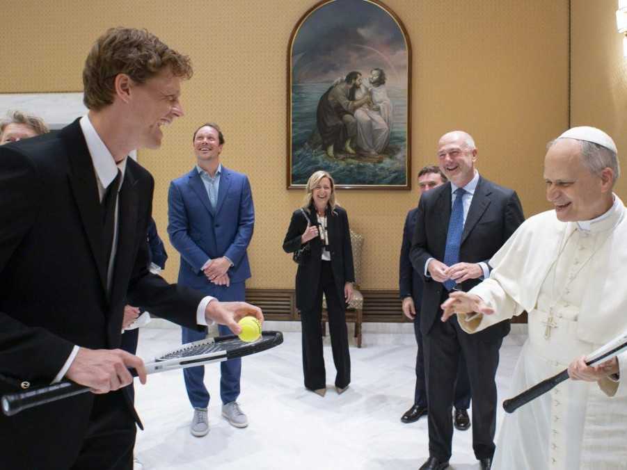 Pápež Lev XIV. prijal talianskeho tenistu Jannika Sinnera. Ten mu ponúkol spoločný tréning