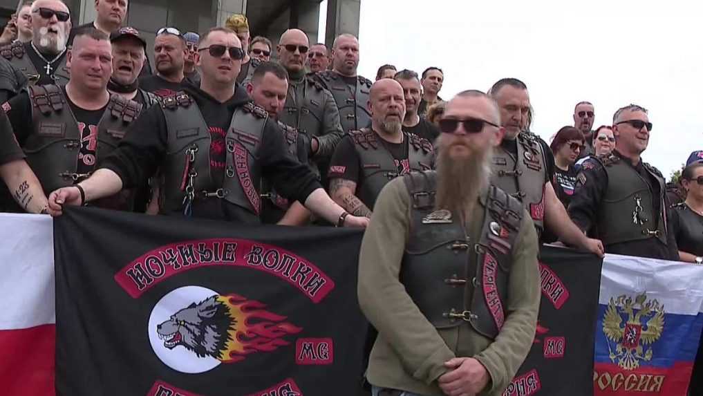 Motorkárska skupina Noční vlci prišla na Slavín. Čakali ich tam aj protestujúci, ktorí nesúhlasia s ich názormi