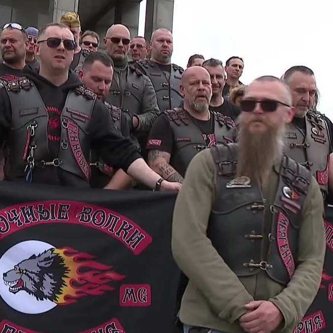 Motorkárska skupina Noční vlci prišla na Slavín. Čakali ich tam aj protestujúci, ktorí nesúhlasia s ich názormi