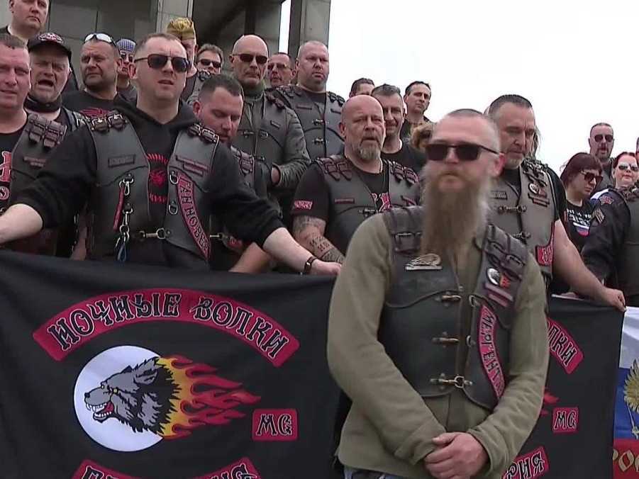 Motorkárska skupina Noční vlci prišla na Slavín. Čakali ich tam aj protestujúci, ktorí nesúhlasia s ich názormi