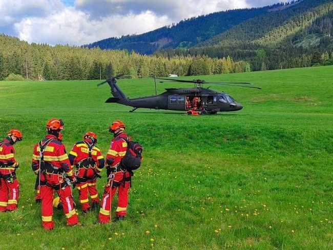 Hasiči pokračujú v likvidácii lesného požiaru v Západných Tatrách. Na mieste sa ešte nachádzajú ohniská
