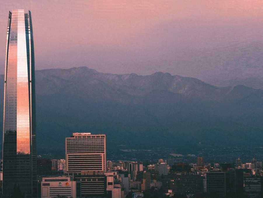 Na snímke hlavné mesto Čile Santiago.