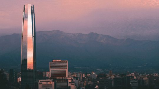 Na snímke hlavné mesto Čile Santiago.