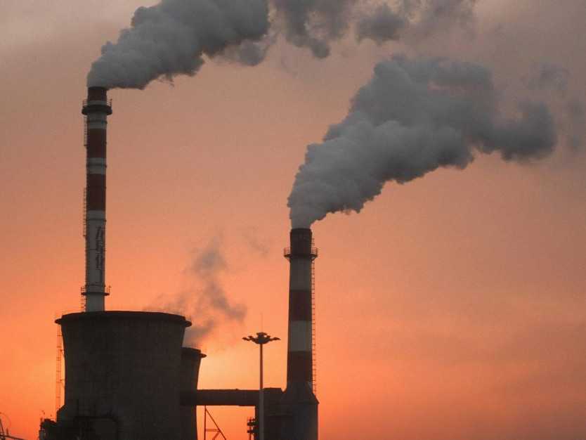 Na ilustračnej snímke dymiace komíny.