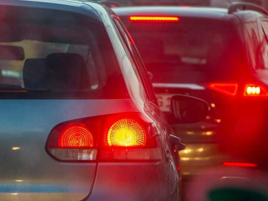 Automobilky budú mať viac času na dosiahnutie emisných cieľov. Európska únia schválila zmeny