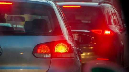 Automobilky budú mať viac času na dosiahnutie emisných cieľov. Európska únia schválila zmeny