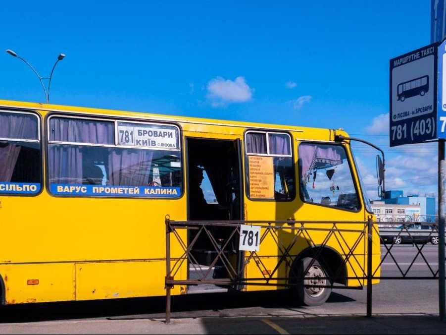 žltý autobus na Ukrajine