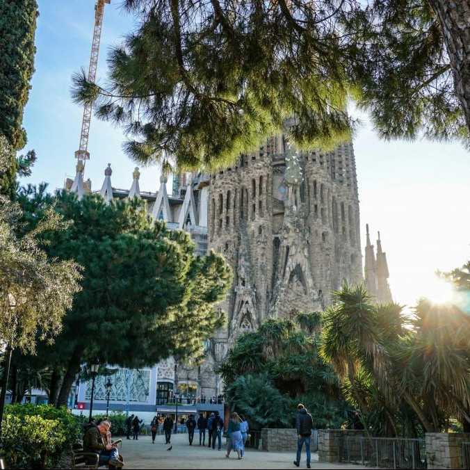 Muž v Barcelone tajne natáčal ženy, videá používal na propagáciu „kurzu techniky zvádzania“. Polícia ho už obvinila