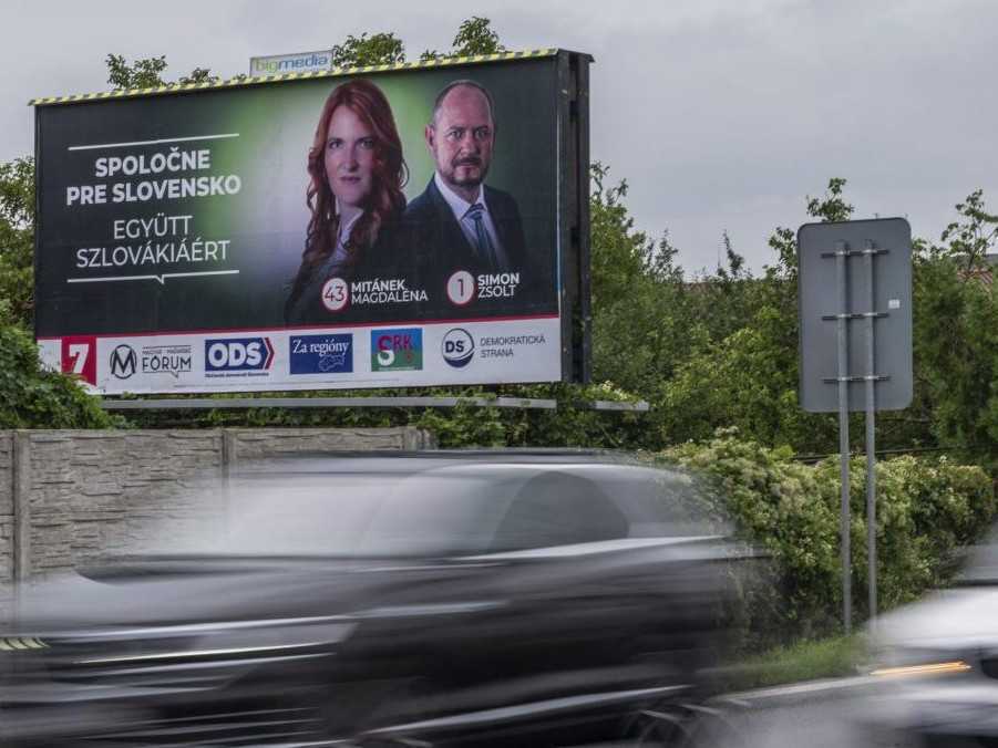 Na ilustračnej snímke billboard politickej strany.