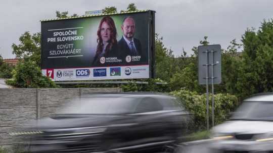 Na ilustračnej snímke billboard politickej strany.