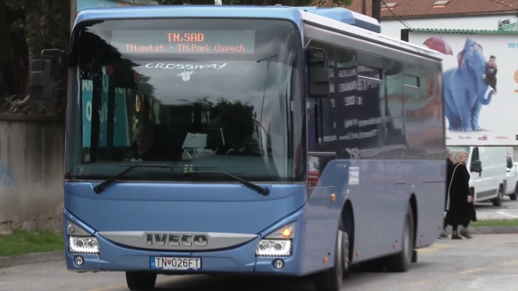Tender šitý na mieru? Trenčiansky kraj stále nemá nového dopravcu. Súťaž dvakrát zrušili, staré zmluvy predĺžili