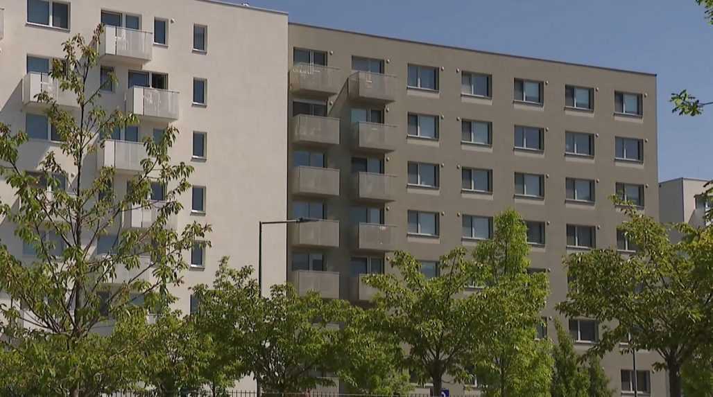 Banky sa pustili do zlacňovania hypoték. Je dobré čakať na lepšie úroky alebo bývanie riešiť hneď?