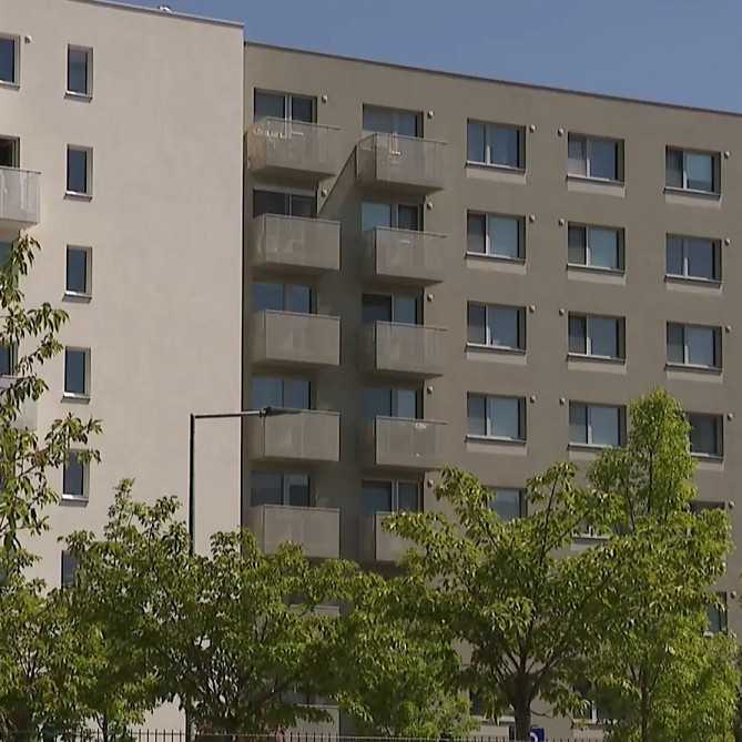 Banky sa pustili do zlacňovania hypoték. Je dobré čakať na lepšie úroky alebo bývanie riešiť hneď?