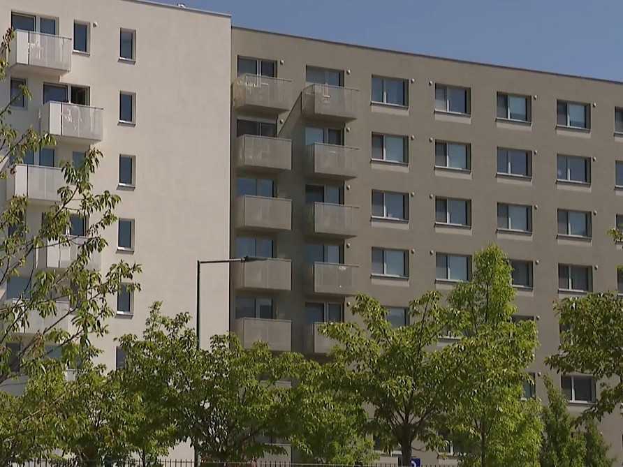 Banky sa pustili do zlacňovania hypoték. Je dobré čakať na lepšie úroky alebo bývanie riešiť hneď?