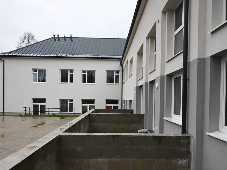 Ilustračná snímka - Bytovka v Brezovej pod Bradlom.