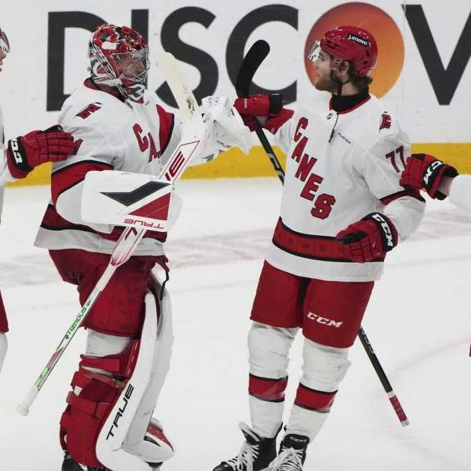 NHL: Hurricanes v dueli s Panthers odvrátili hrozbu vyradenia a pokračujú v boji o Stanleyho pohár