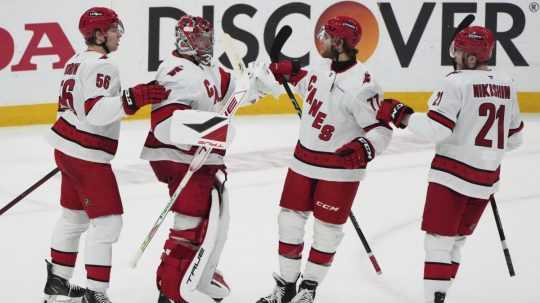 NHL: Hurricanes v dueli s Panthers odvrátili hrozbu vyradenia a pokračujú v boji o Stanleyho pohár