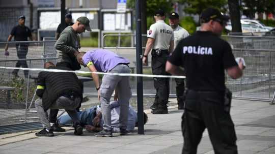 Na snímke policajti zatýkajú J. Cintulu 15. mája 2024 krátko po streľbe.