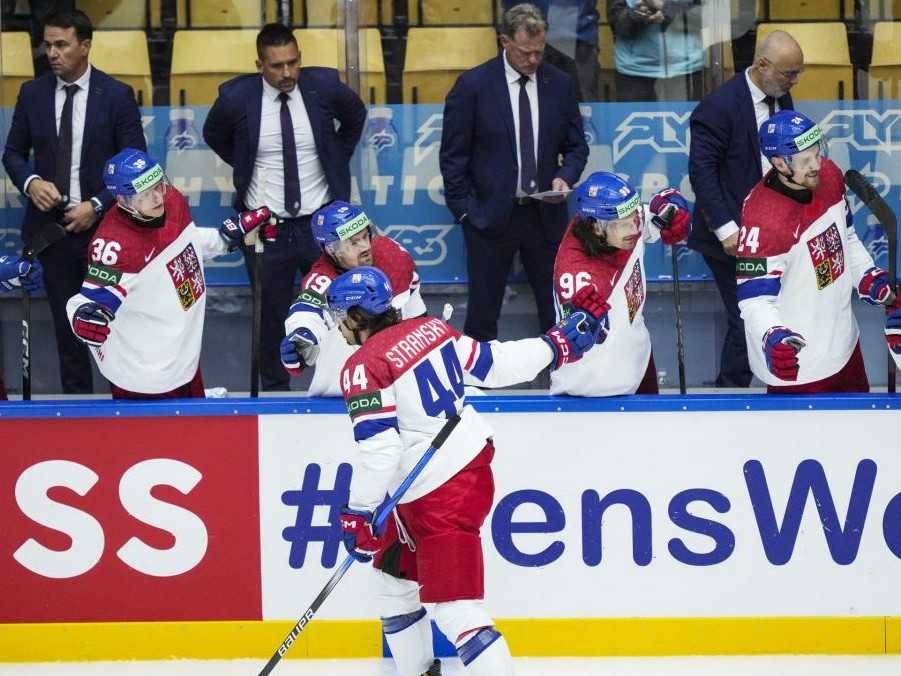 Český hokejista Matěj Stránský sa teší z gólu do siete Kazachstanu.