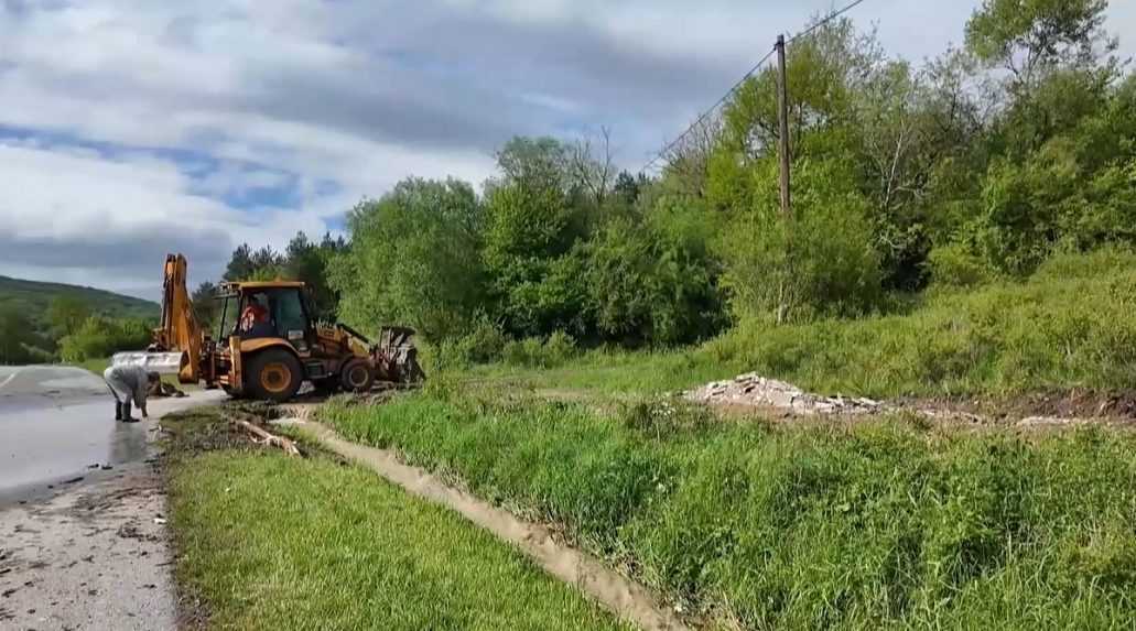 Ďapalovcami na východe Slovenska sa prehnala silná búrka s krúpami, zaplavilo viacero domov