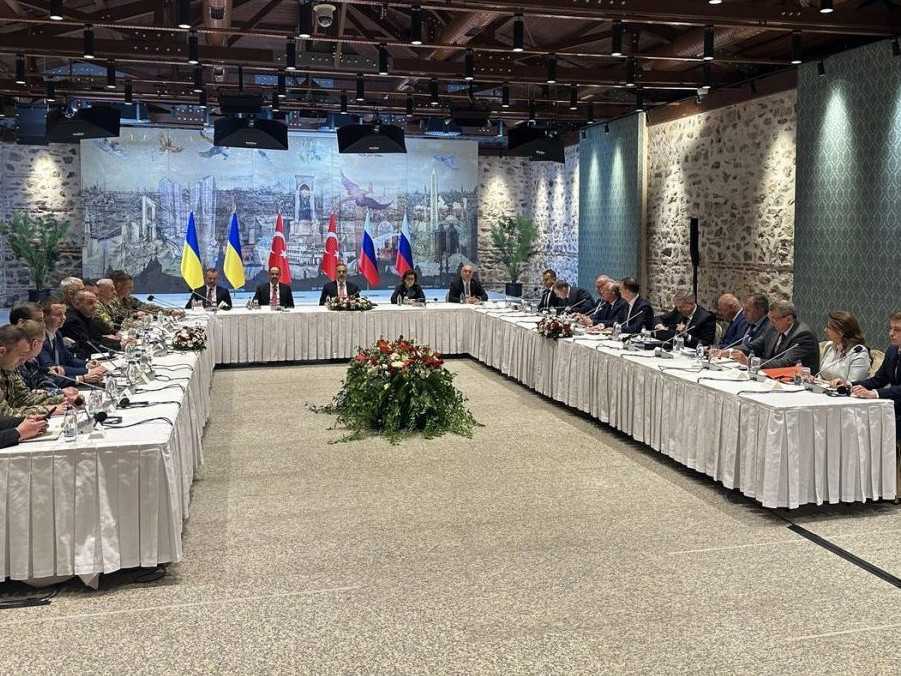 delegácie za stolom