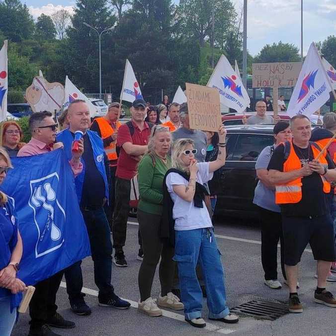 Zamestnanci firmy Ecco v Martine protestovali proti zatvoreniu fabriky. Žiadajú vyššie odstupné
